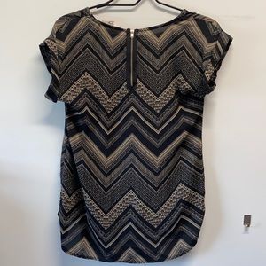 chevron patterned t-shirt with zipper in the back.